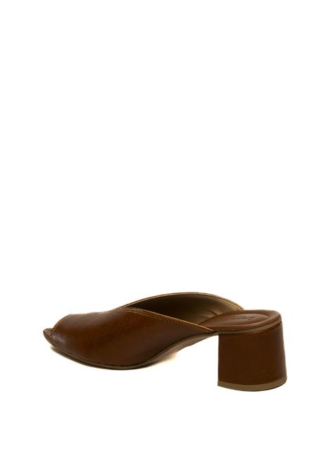  LAUREN HUTTON | D50LAIN-CUOIO